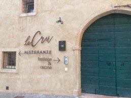 Il portone d'ingresso de La Cru Bottega e Cucina a Romagnano di Grezzana, Verona