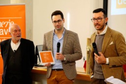 Foto della premiazione di Giacomo Sacchetto durante la presentazione della guida Venezie a Tavola