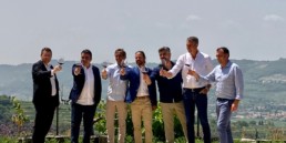 I sette imprenditori che hanno fondato Rete Valpantena in un brindisi nell'orto del Ristorante La Cru