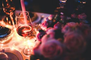 Come organizzare una cena romantica?